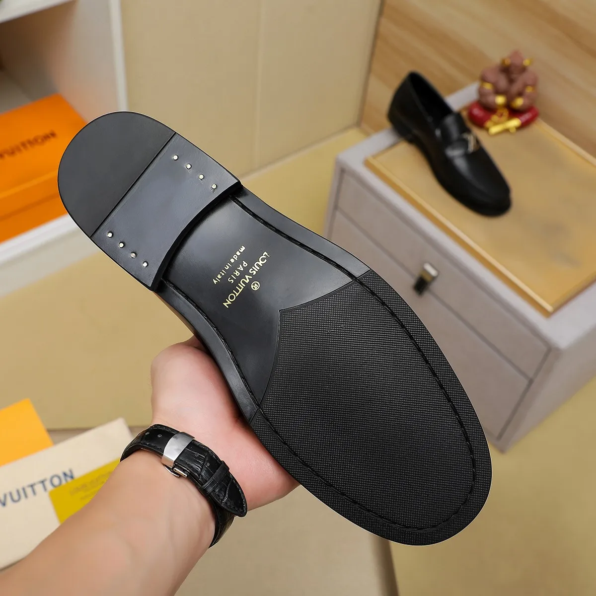 Men's shoes 460 💰 Louis Vuitton LV ® 🆕 model 🔛 full shoe counter, first layer cowhide, 🐂leather lining casual shoes for men, super soft outsole, a must-have for driving. Synchronized with the counter, original first layer cowhide, completely 1:1 mold customization 🌹 top version, color optional! Number: 38-44 (45.46 customized)